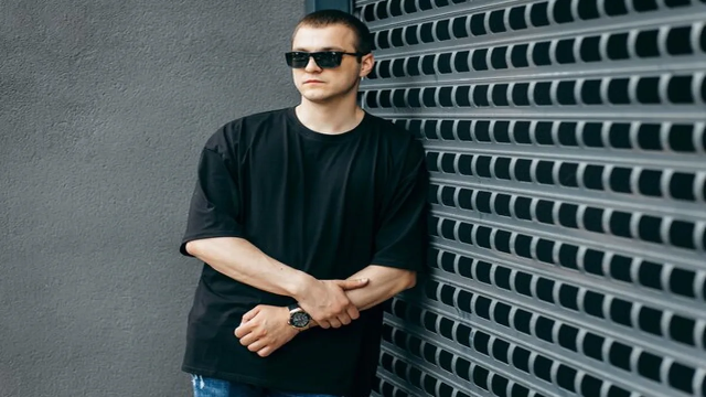 Gaya Kaos Pria Modern 2025: Inspirasi Fashion Maskulin Masa Kini